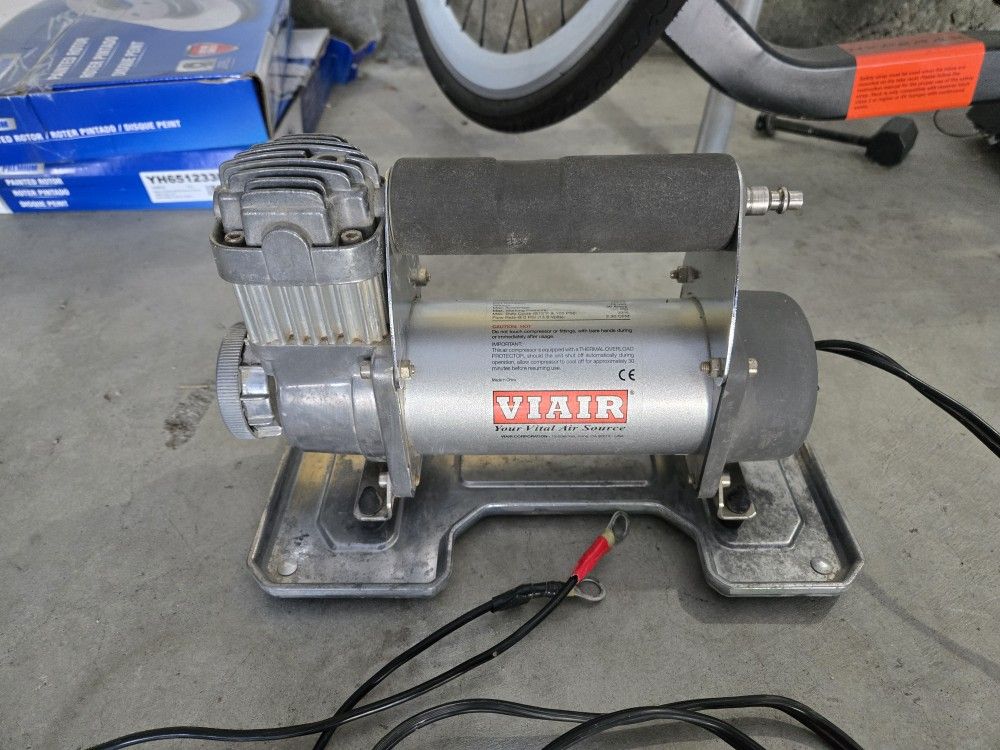Viair 400P 12V Air Compressor With Gauged Chuck