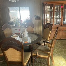 Dinning room Table And Chairs 