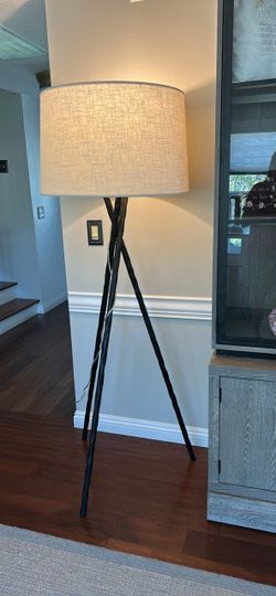 Ethan Allen Milania tall Floor Lamp modern pre owned but new