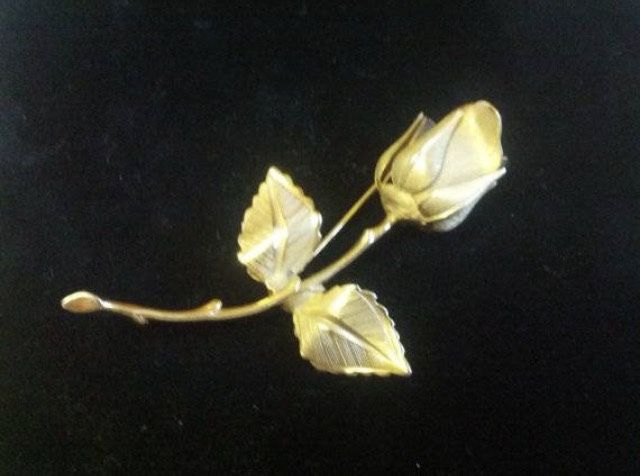 Beautiful Vintage Gold tone Rose Flower brooch pin