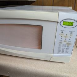 Sharp 1100 watt 1.1-1.3 cubic ft turntable countertop microwave oven.