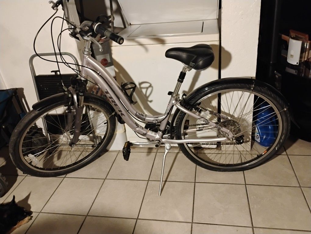 Trek Navigator Girls Bike