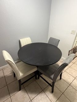 Round Dining Table Set with 4 Chairs