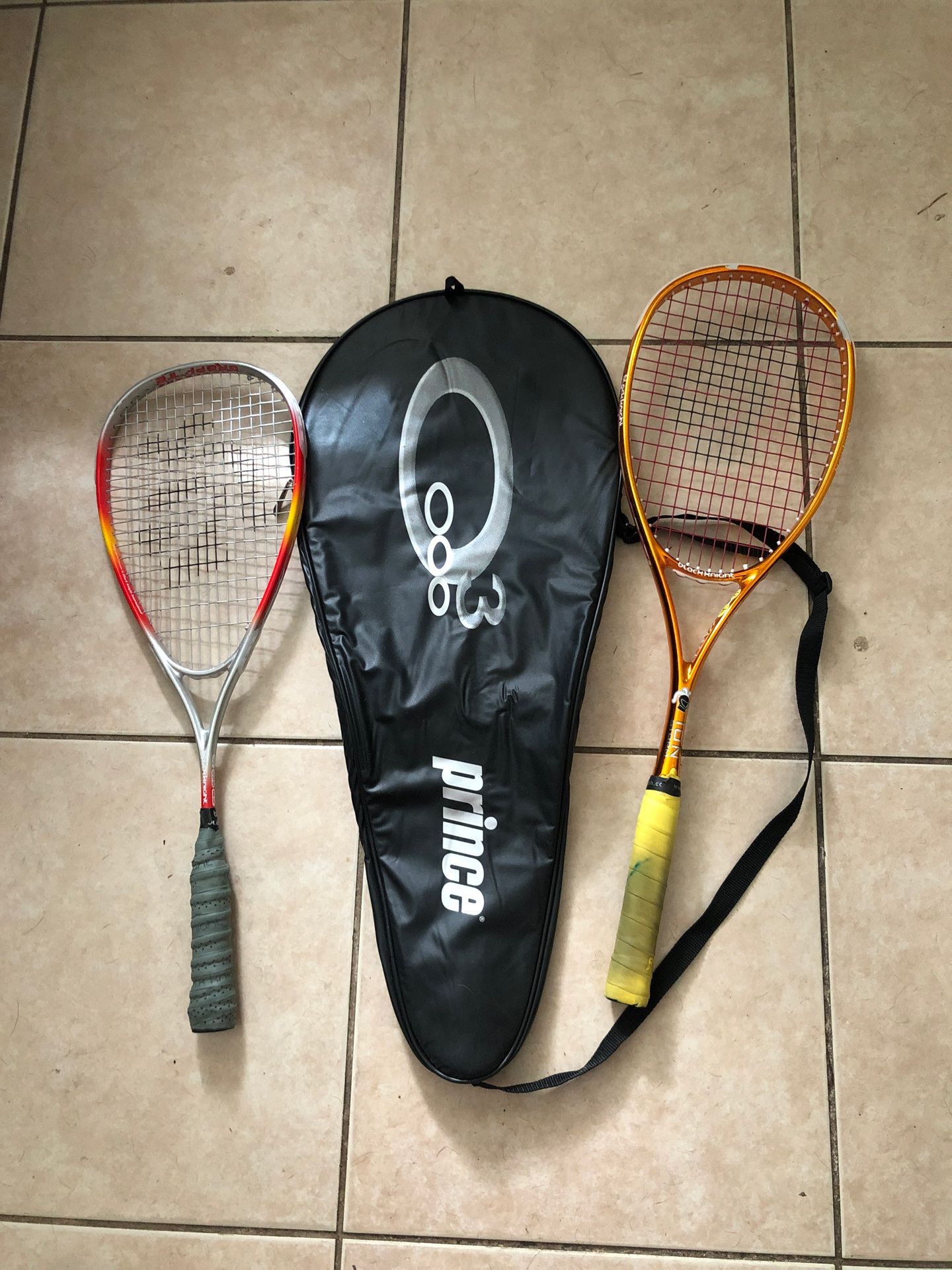 Tennis rackets with carrying casa