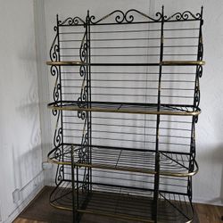 Beautiful Dining room table & Bakers Rack.