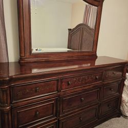 Beautiful Mahogeny Queen Bedroom Set-3 Pieces