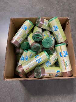 Box of 300 Trash Bags Medium 8 Gallon / 30 Liter , 15 Rolls of 20 pcs