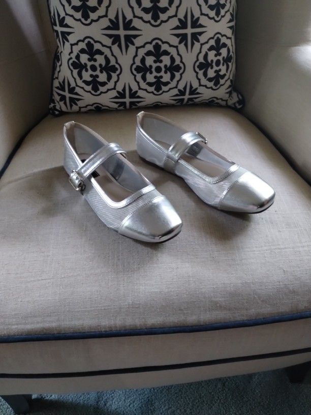 Rachel Rachel Roy Silver Flats Size 9
