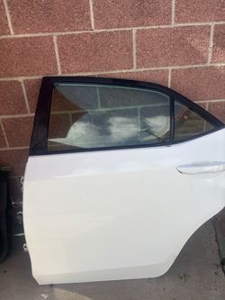 LEFT DRIVER SIDE REAR DOOR 2017 TOYOTA COROLLA (WHITE) WITH HINGES