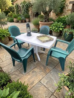 Grosfillex Outdoor Foldable Patio Set