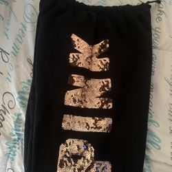 Pans Victoria’s Secret M