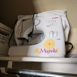 Barely Used SEWING MACHINE 