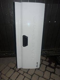 Toyota Tacoma Tailgate in Excellent Condition 2025