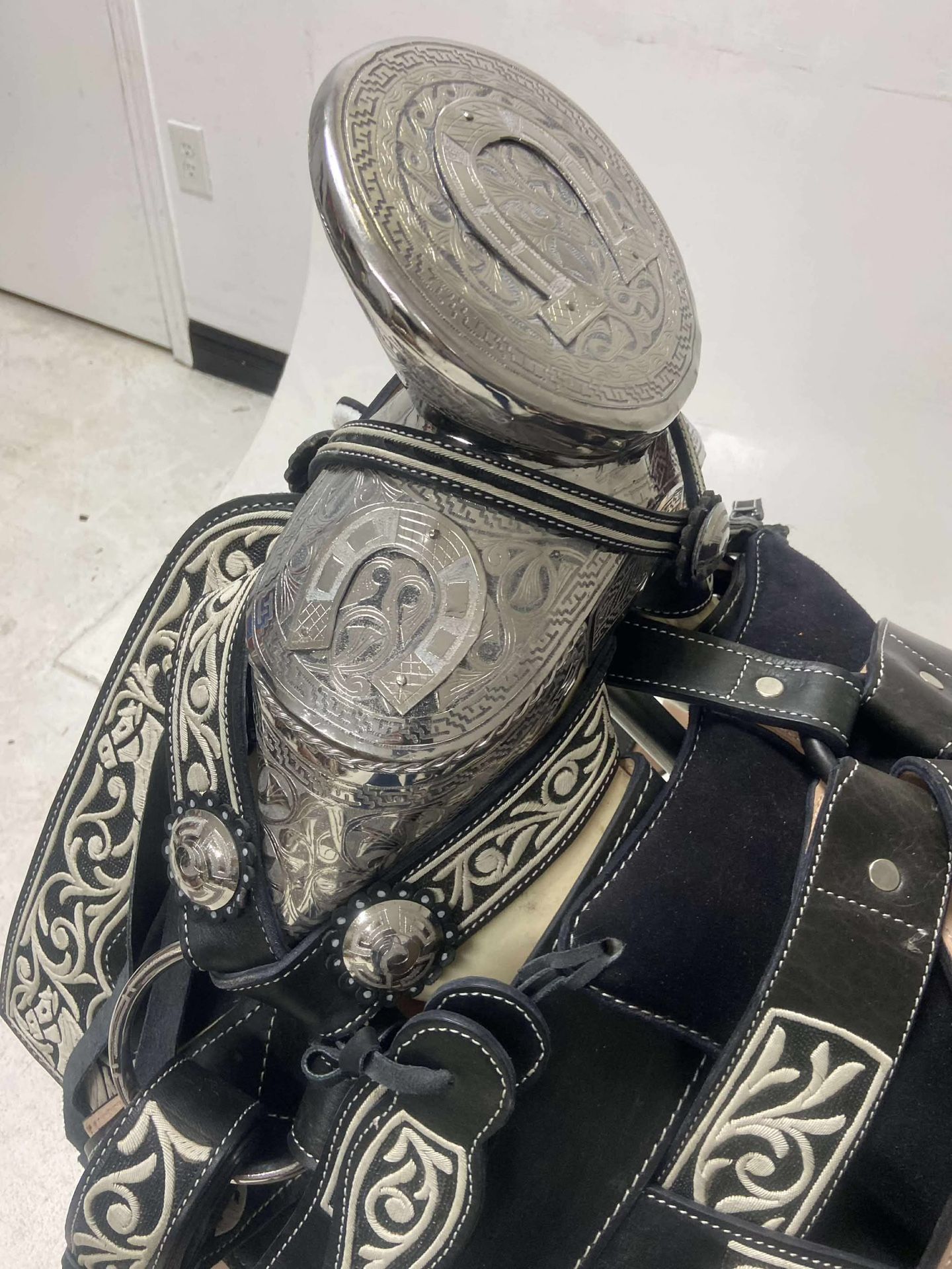 Nueva montura charra súper Pitiada original con Herrage y Fuste plateado