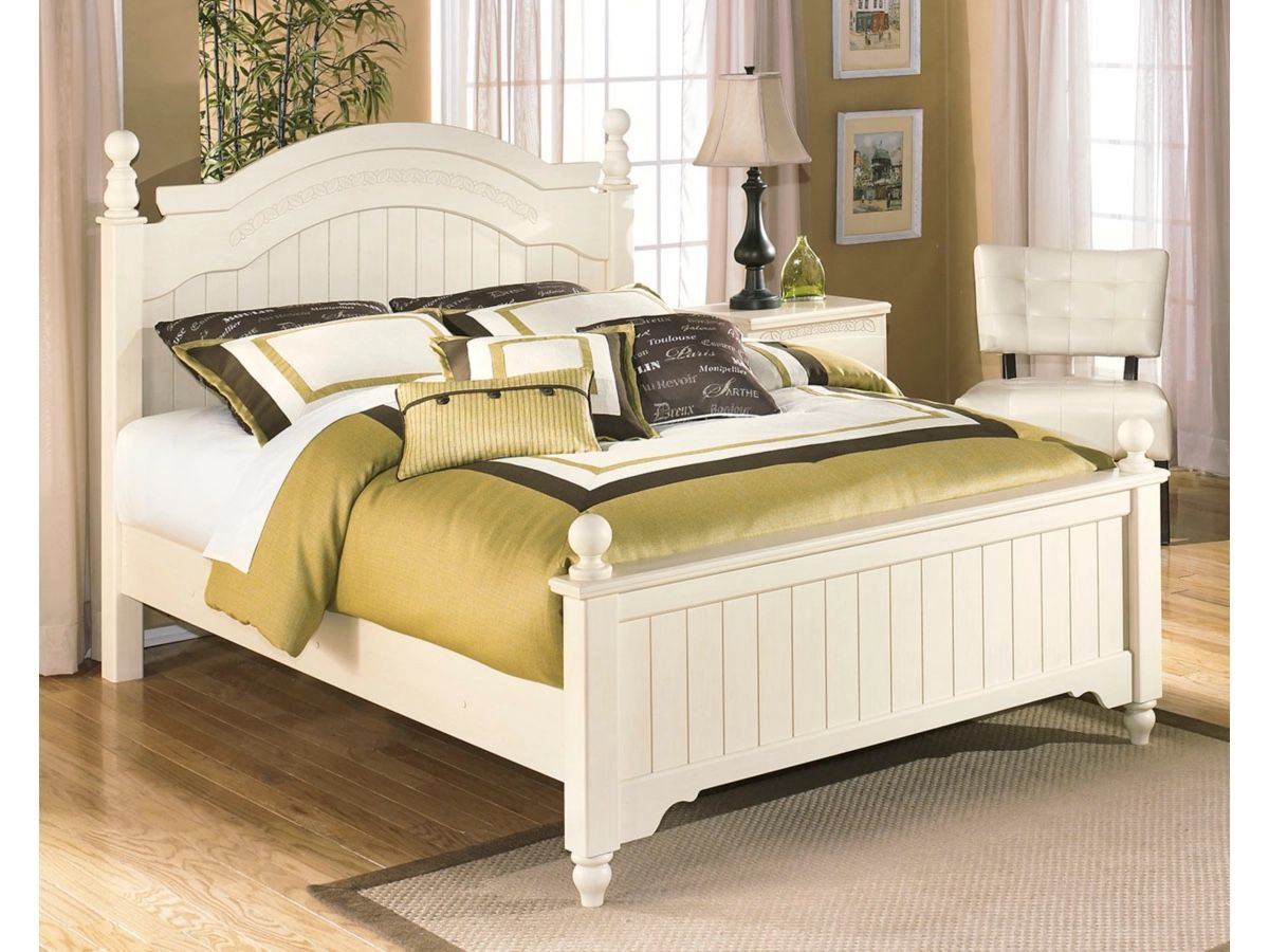 Ashley Bedroom Set. Queen Bed. Dresser With Mirror And 1 Nightstand