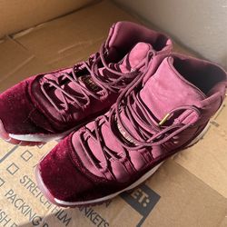 Jordan Nike 11 Size 6 Burgundy Used