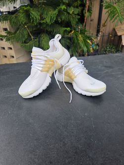 NIKE WOMAN. SIZE 8
