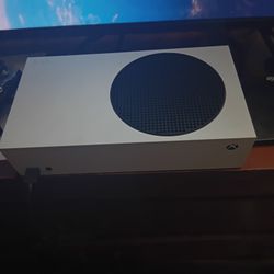 Xbox Series S  Comes With All Plus,2 Controllers,2 TB Hard Drive Plus Games 