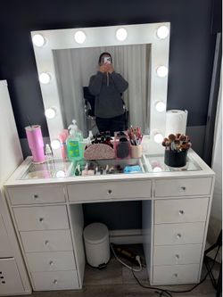 Makeup vanity table and mirror