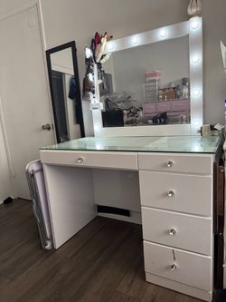 White Makeup Vanity Desk with Lighted Mirror