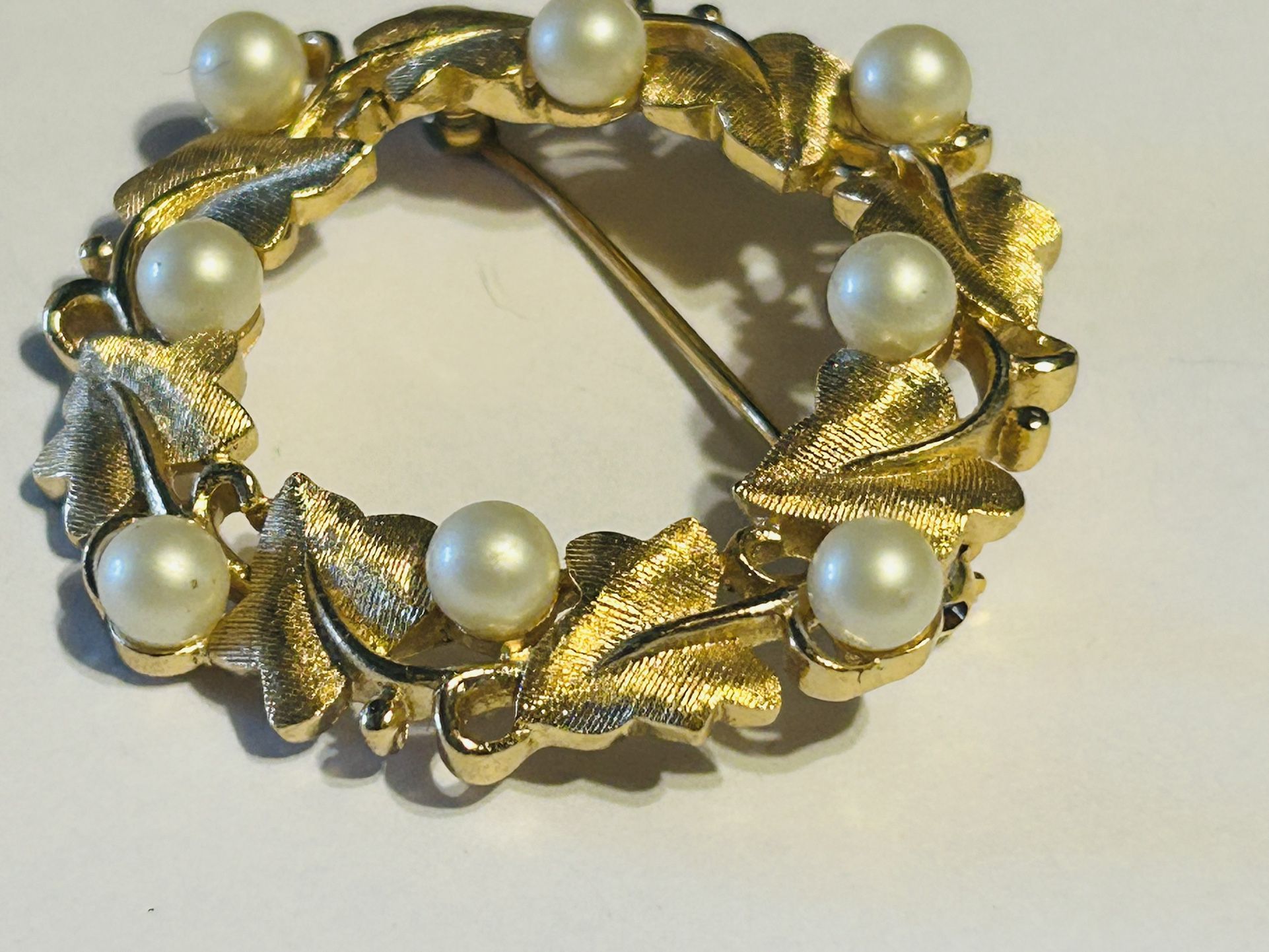 Vintage TRIFARI Brooch Pin With 8 Pearls