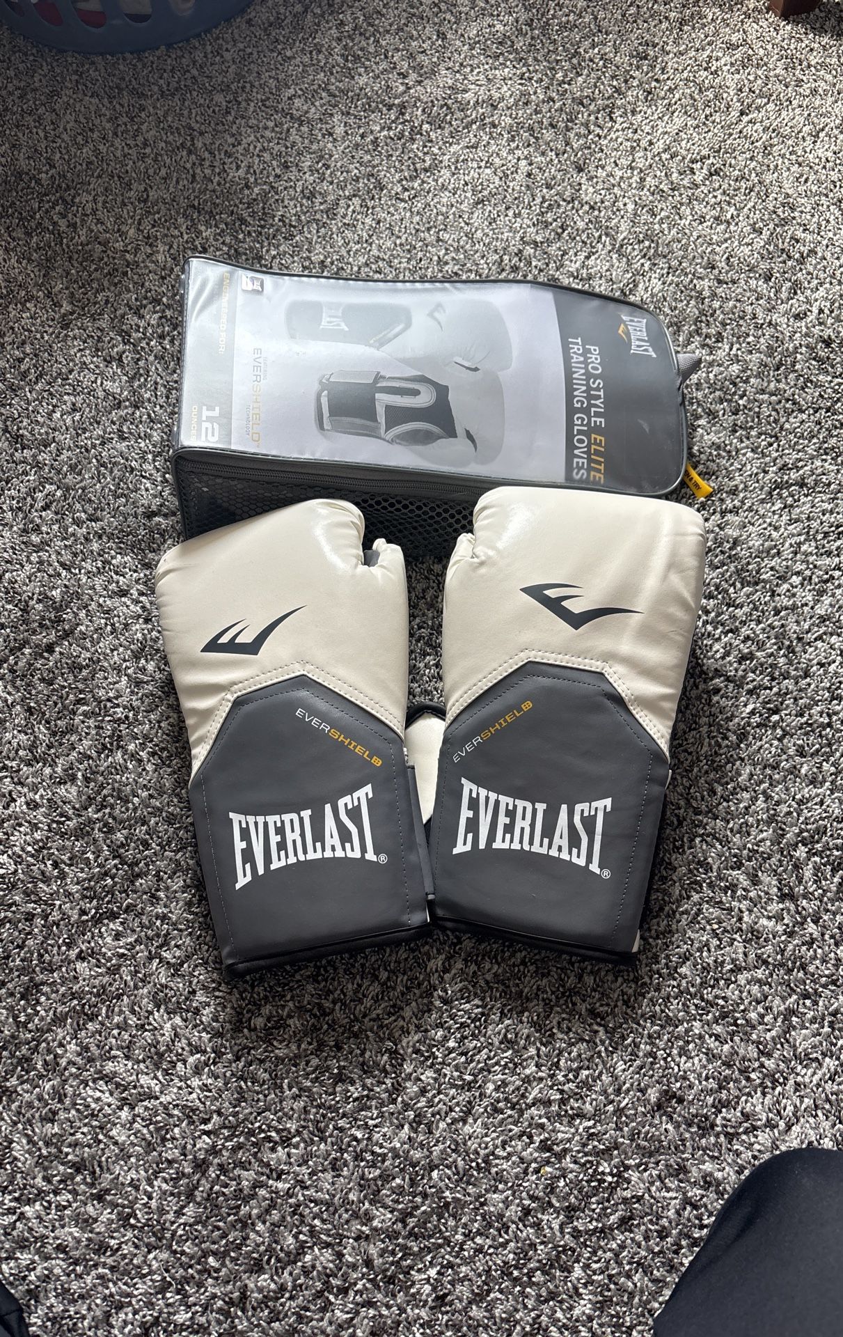 12 oz Everlast Boxing Gloves White