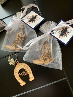 12 Keychain favors / 12 Recuerdos hechos de madera