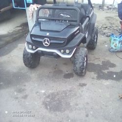 Power wheel 12 v unhog  Mercedes truck