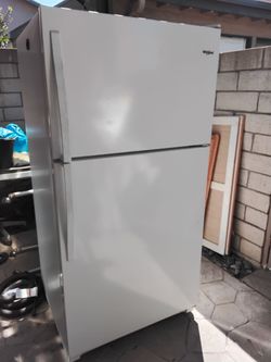 Whirlpool Top-Freezer Refrigerator White