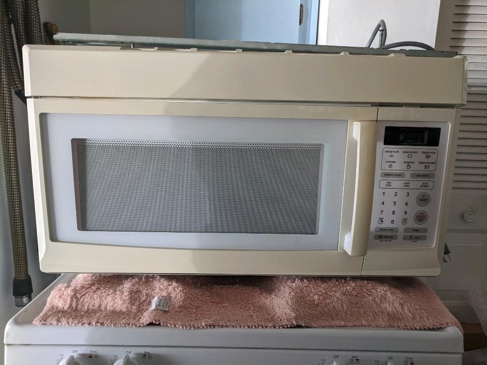 Household microwave oven