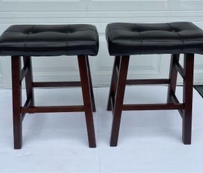 Set of 2 Black Tufted Saddle Bar Stools