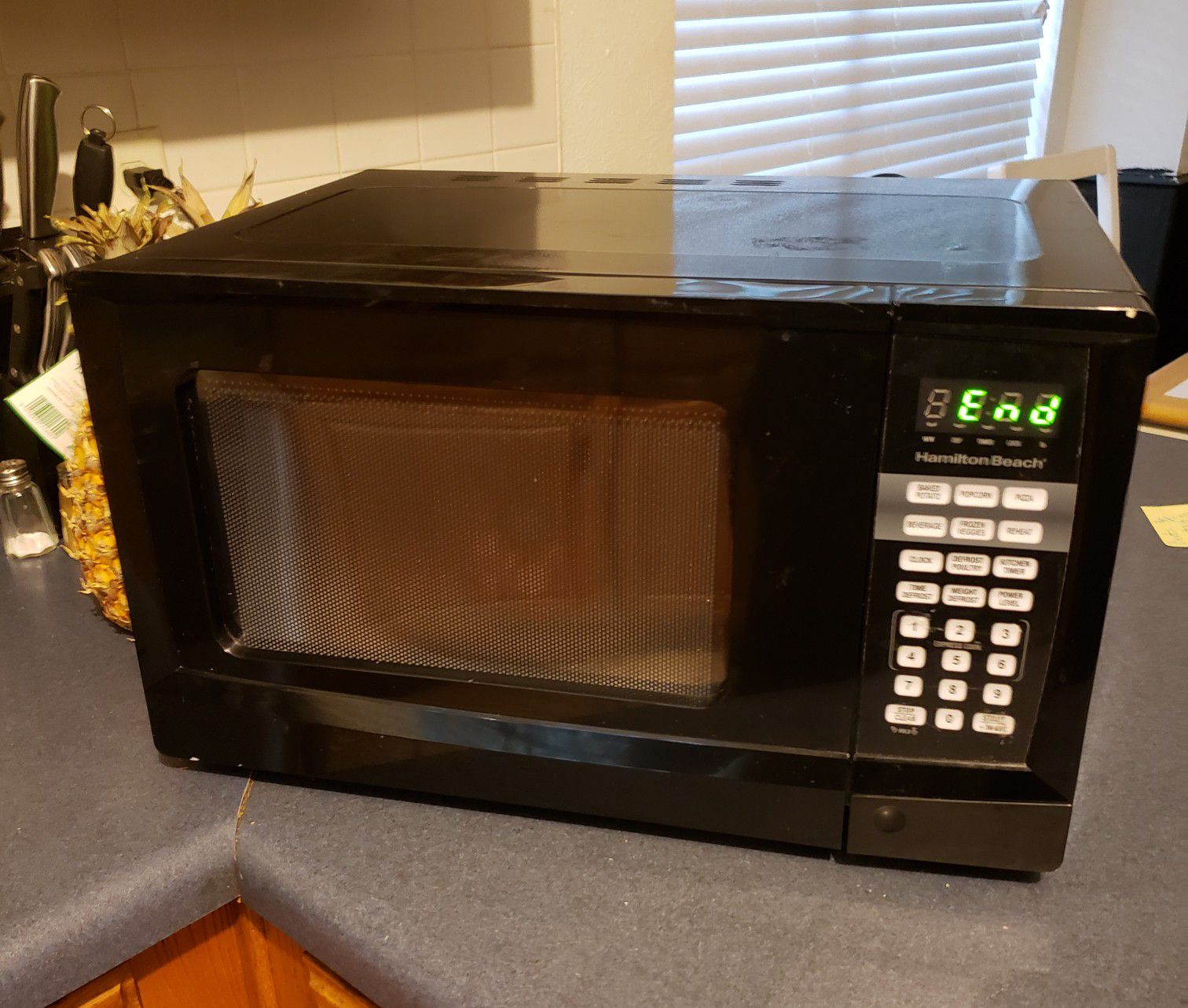 BLACK+DECKER 0.9 cu ft 900W Microwave Oven - Stainless Steel for Sale in  San Antonio, TX - OfferUp