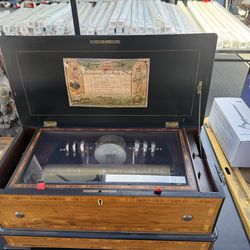 An antique phonograph from 1835. Flawless. Working perfectly. A rare antique phonograph.