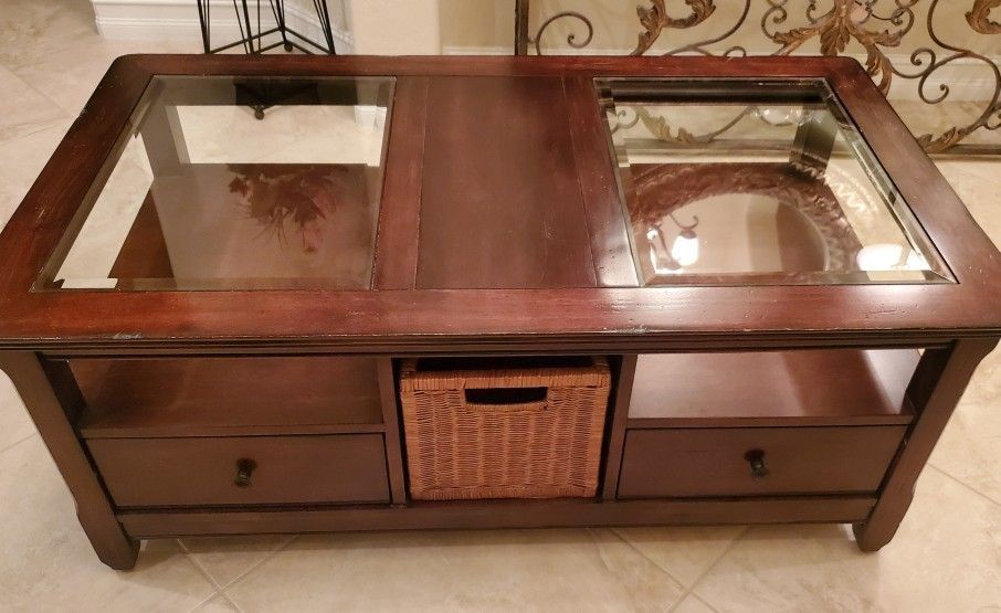 Coffee Table (Lots Of  Storage)