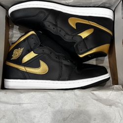 Air Jordan 1 Mid – Black / Metallic Gold Colorway