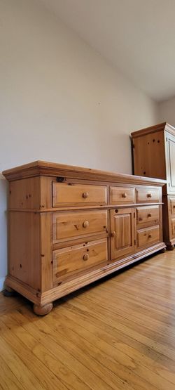 Broyhill Furniture Solid Knotty Pine Bedroom Set