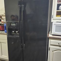 Kenmore Refrigerator 22 Cu.ft. Side By Side Doors