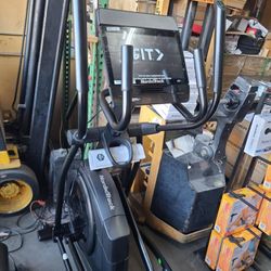 FULLERTON - Nordictrack Airglide 14i Elliptical professional grade - 14" ifit screen - 650$ 
