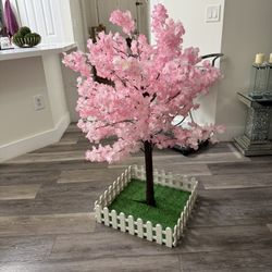 Pretty Artificial Plant With Flowers  4 Ft Tall With Floor Base ! Brand New  