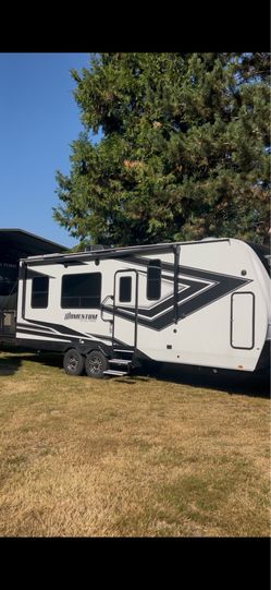 23’ momentum toy hauler trailer