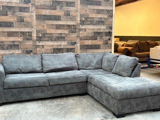 Sectional Couch π YES IT'S AVAILABLE