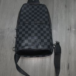 Louis Vuitton - Avenue Sling Bag