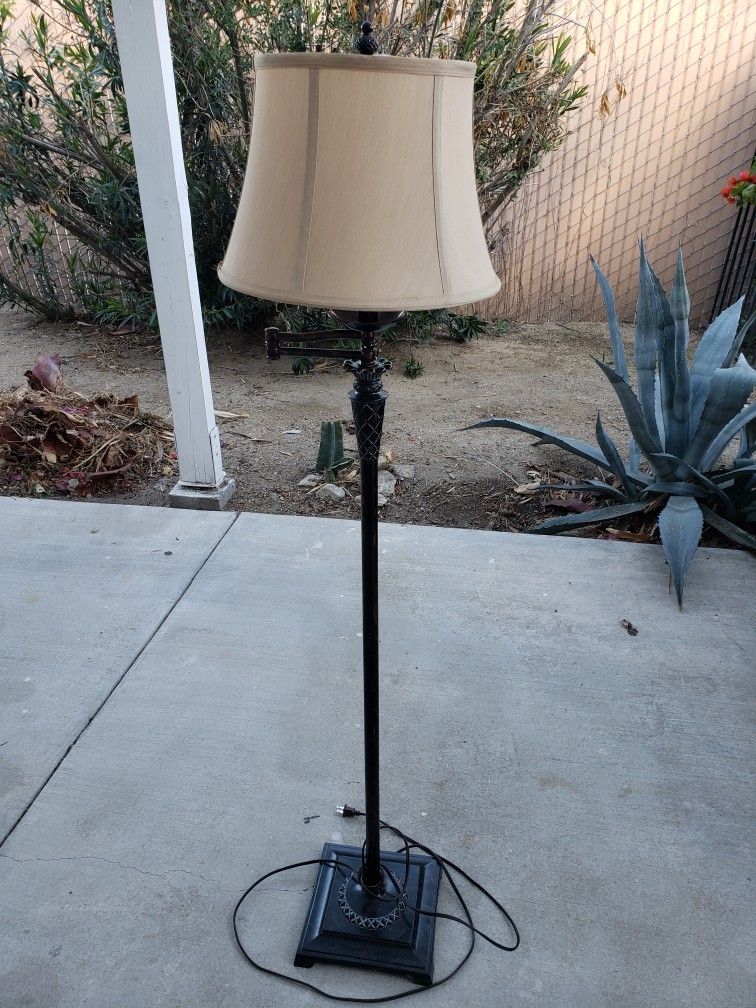 Lamp-Extends Out, Great For Reading