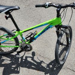 Trek MT220 Hybrid - Green 13" Frame 24" Wheel