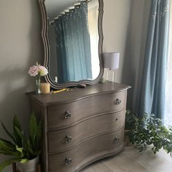 Dresser With Mirror