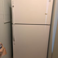 Kenmore Top-Freezer Refrigerator – Works Great, Very Cold – Clean by