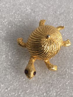 GOLD TONE TURTLE BROOCH
