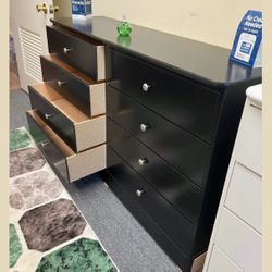Dresser/ Eight drawers dresser