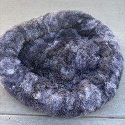 Calming Faux Fur Pet Bed for cats and dogs-Brand New Grey • Size: Medium (24 inches)