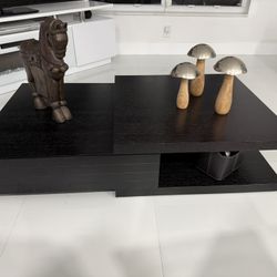 Coffee table, perfect condition with storage. Dimensions: 51”W x 27.5”D x 18” H